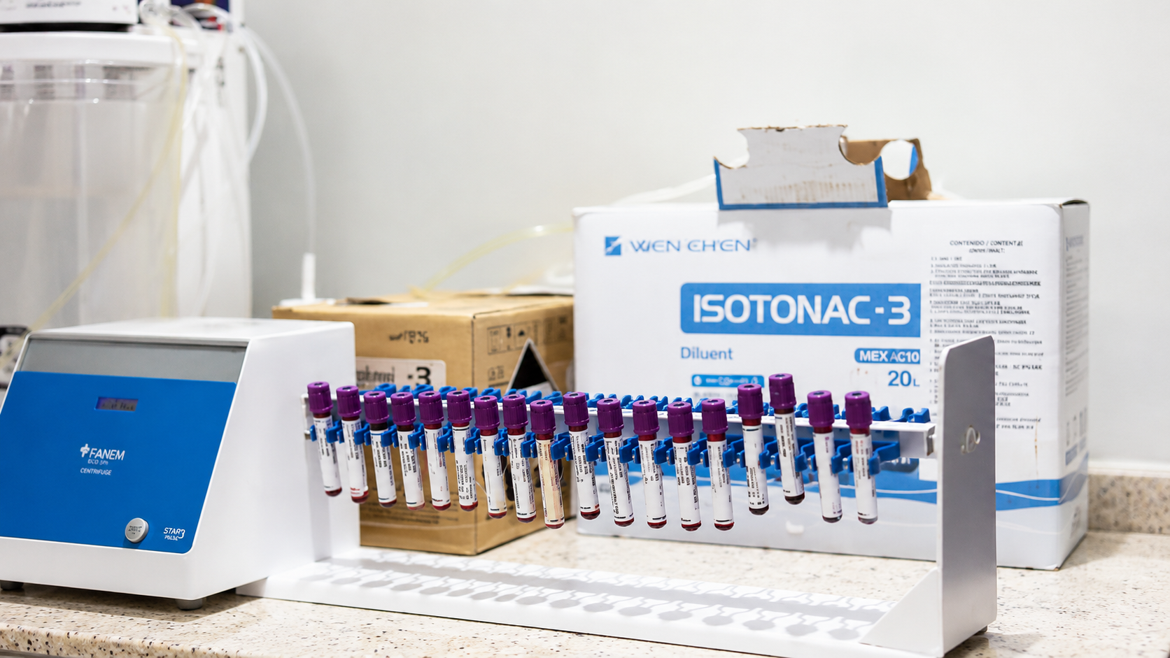 Bancada do laboratório do HCB com tubos para análises clínicas e centrífuga